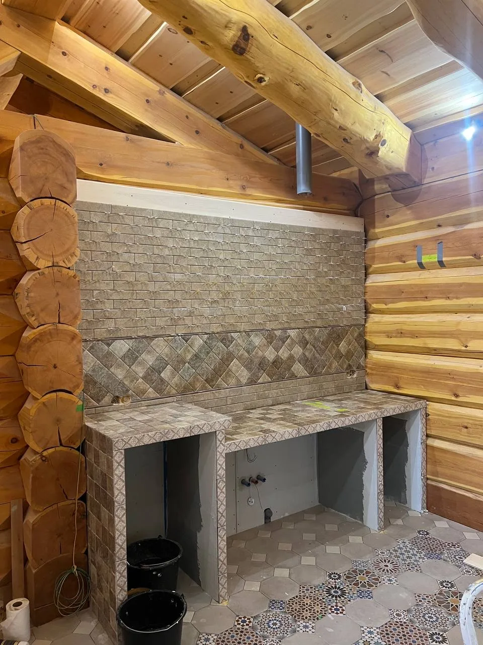 Кухонный фартук из керамогранита в доме из бревна