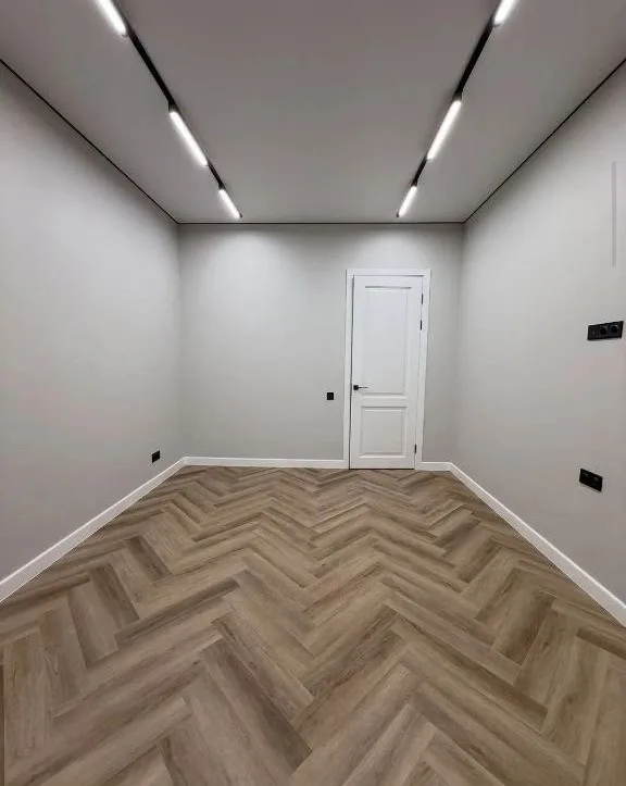 Комната с чистовой отделкой — пол «ёлочкой», покраска и трековый свет